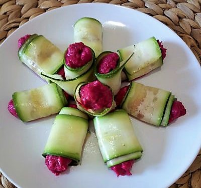 Rollitos de pepino con humus de remolacha • Somnatur